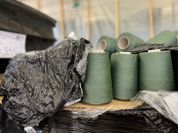 Fuchshuber backs regional partnerships. A spinning mill in Upper Swabia processes Nomex® fibers into the high-tech yarns that are used in the Fuchshuber knitting mill. 